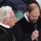 Regionalbischof Axel Piper weiht zusammen mit Pfarrer Alexander Röhm die beiden neuen Glocken