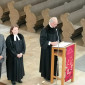 Pfarrer Herrmann mit Assistenten
