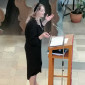 Pfarrerin Dorothée Stürzbecher-Schalück führt durch das Programm