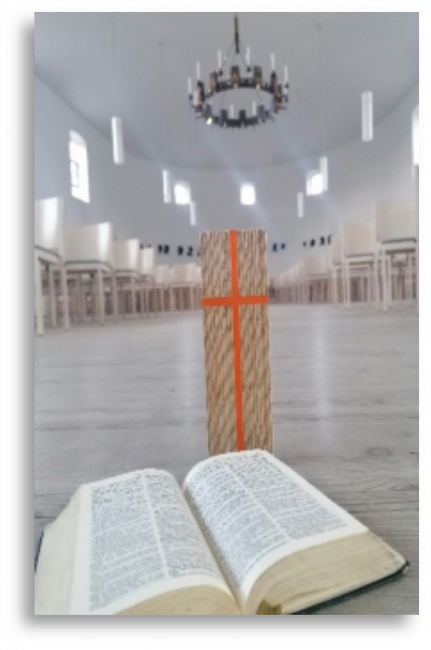 Bibel auf Altar